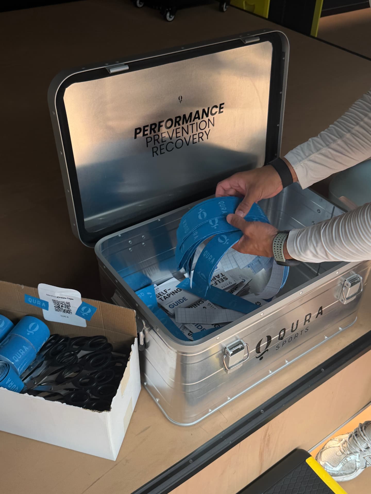 Qura Sports Transportkiste mit Kinesio-Tapes bei einem Event