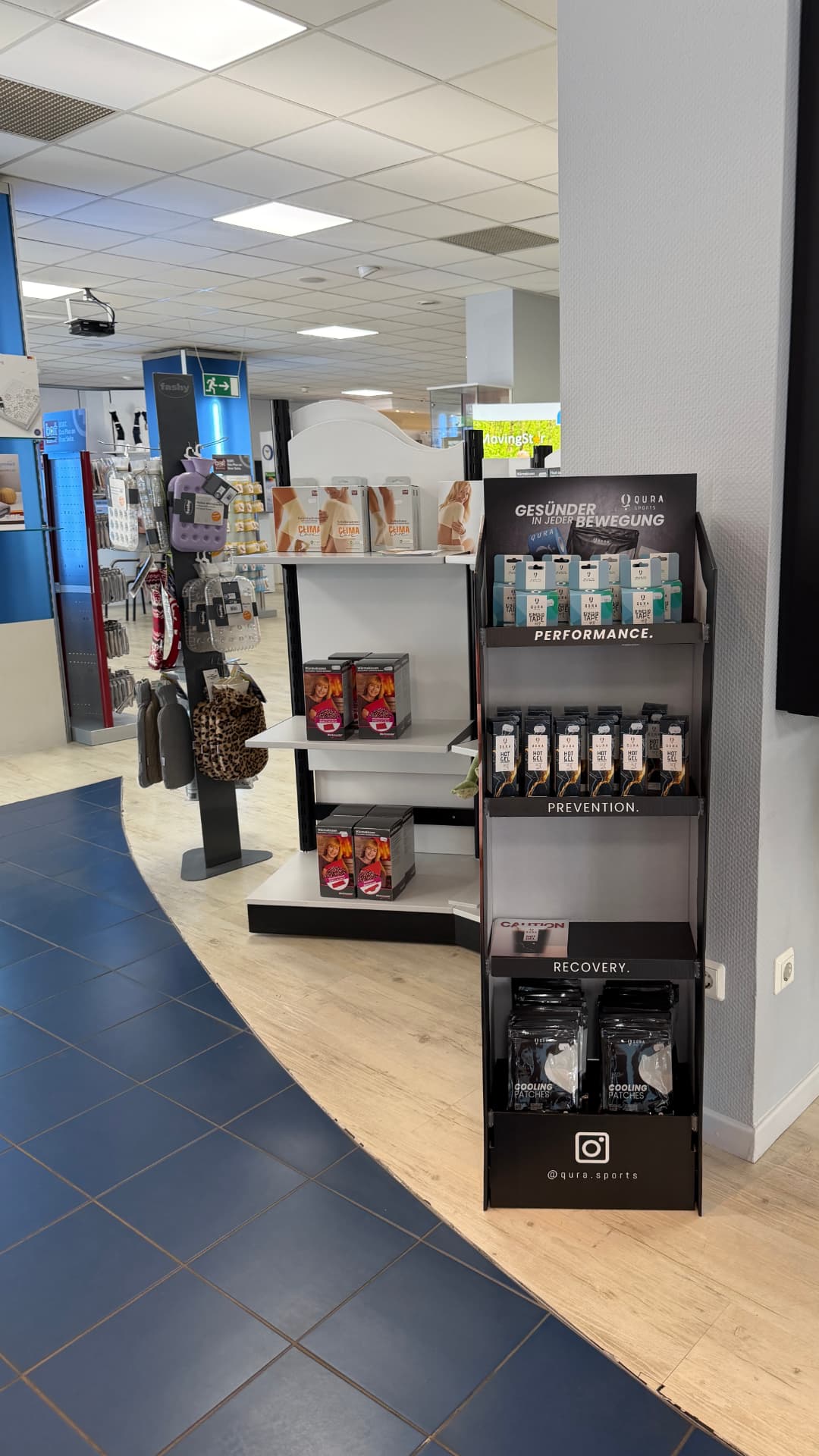 Markendisplay mit Kinesio-Tapes, Hot Gel und Cooling Patches in einem Sanitätshaus